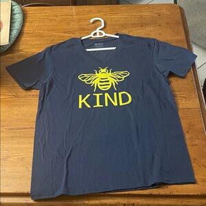 Gildan unisex adult Navy Blue T-Shirt with Yellow Bee Design